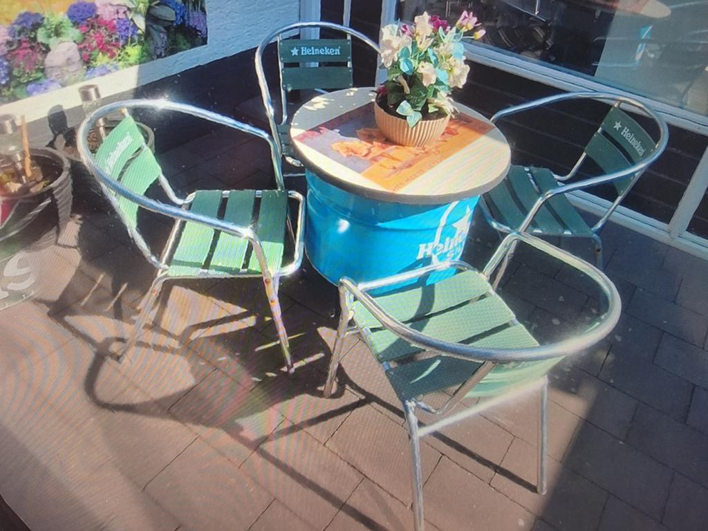 Heineken tafel en stoelen, Ophalen, 2 zitplaatsen