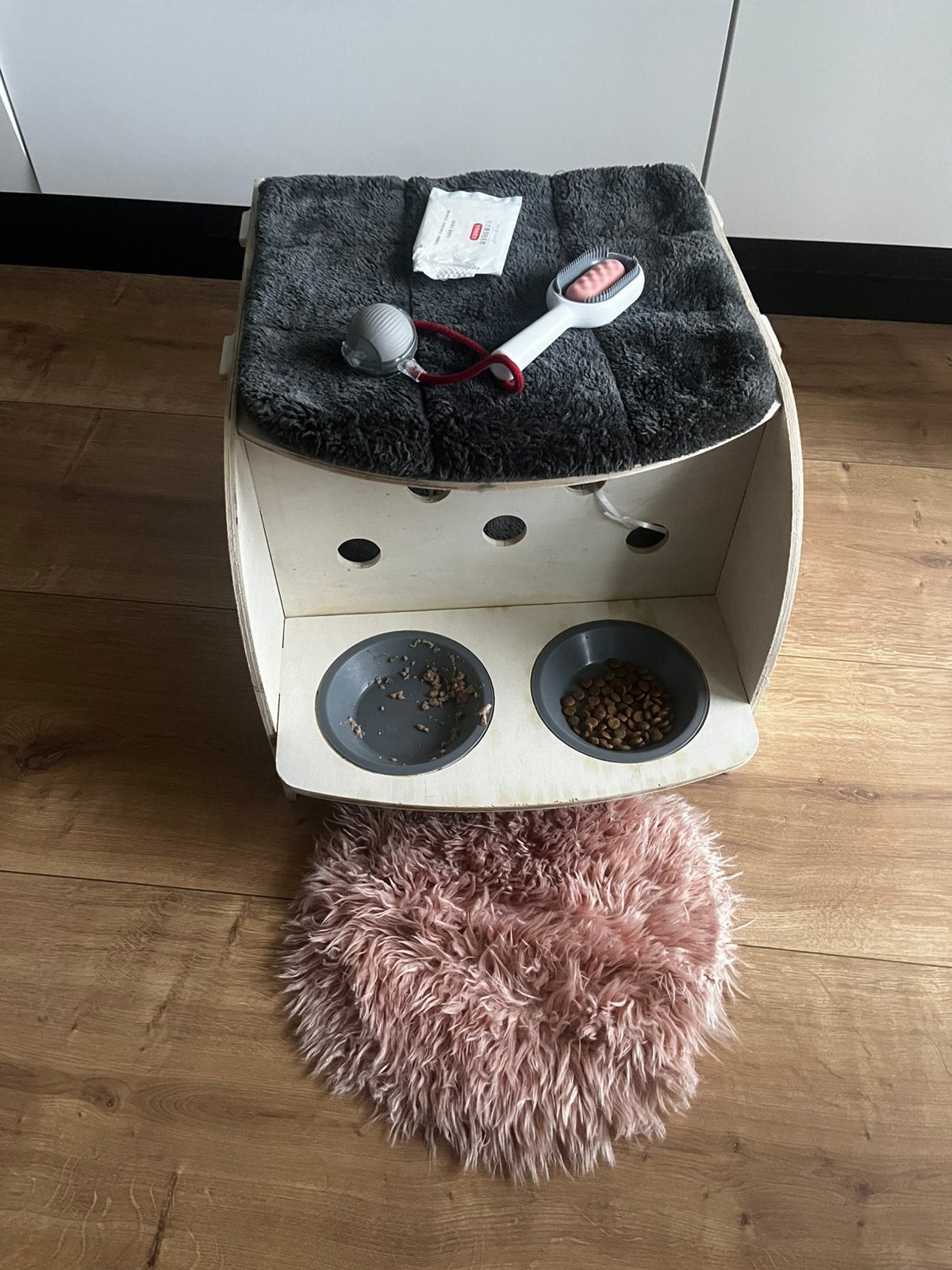 Cat house wigh feeding station, Ophalen, Zo goed als nieuw, Riet