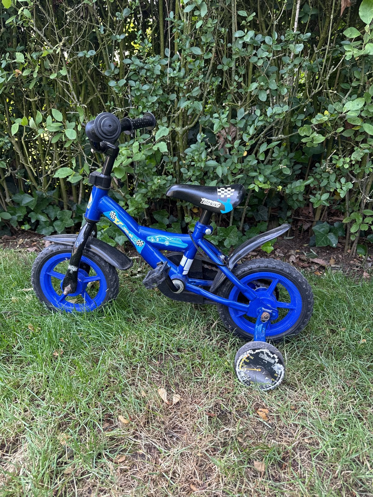 Blauw kinderfietsje met zijwieltjes - Zo goed als nieuw, Ophalen, Terugtraprem, Zijwieltjes, Minder dan 16 inch
