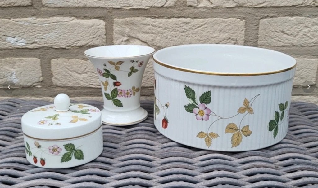 wedgwood wild strawberry, Overige typen, Ophalen of Verzenden, Zo goed als nieuw, Overige stijlen
