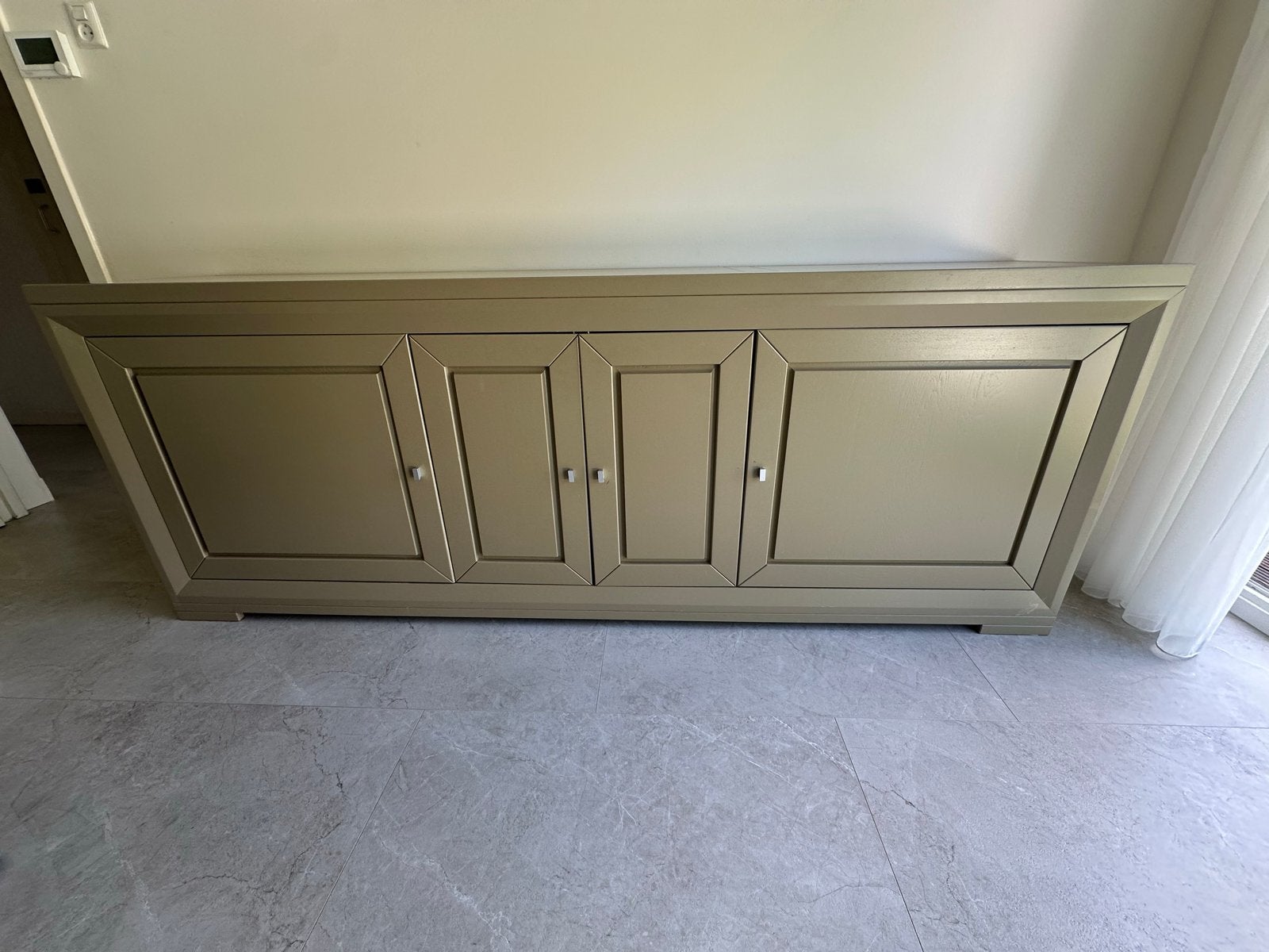 Prachtig en ruim massief houten dressoir 240x52x90 cm, Gebruikt, Ophalen of Verzenden, 200 cm of meer, Overige houtsoorten