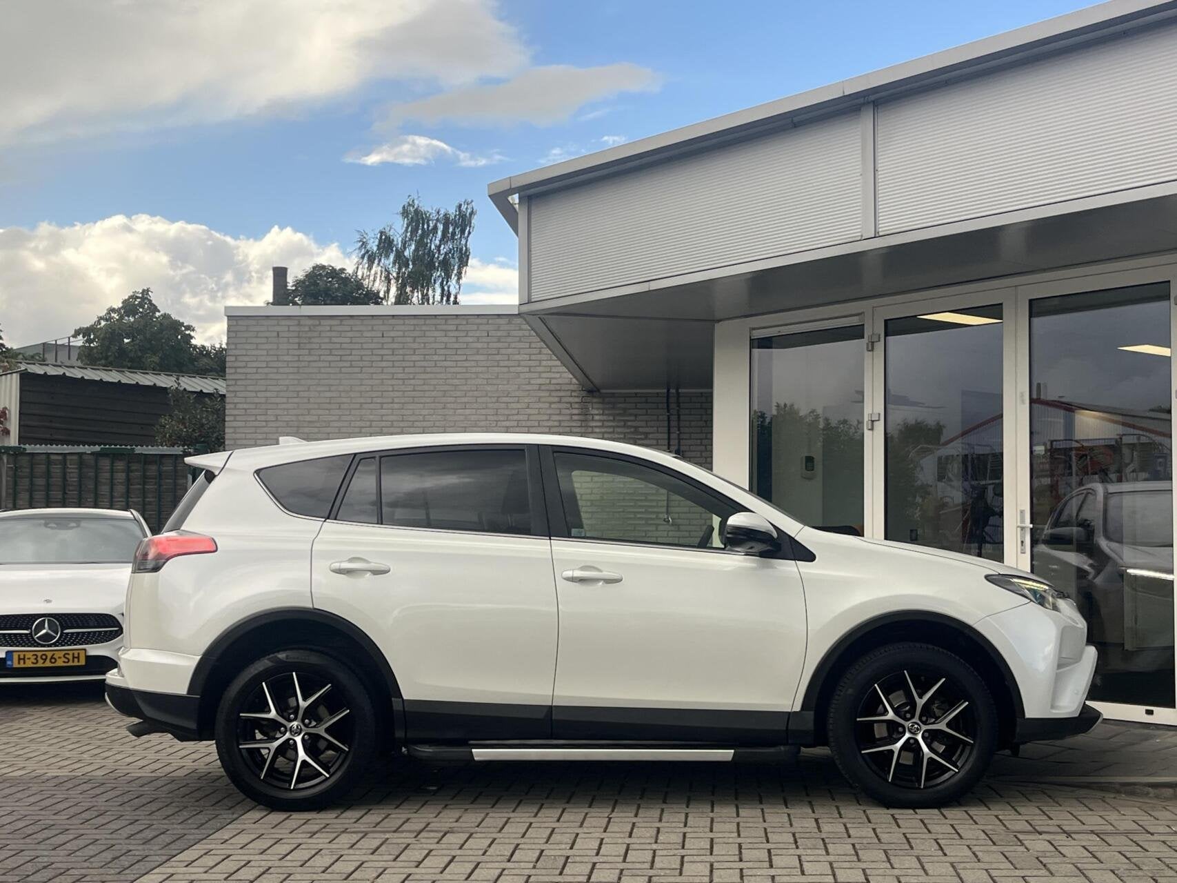 Toyota RAV4 2.5 Hybrid LEDER+360CAM+ACC+LED+KEYLESS+CARPLAY, Gebruikt, Wit, Bedrijf, Hybride Elektrisch/Benzine