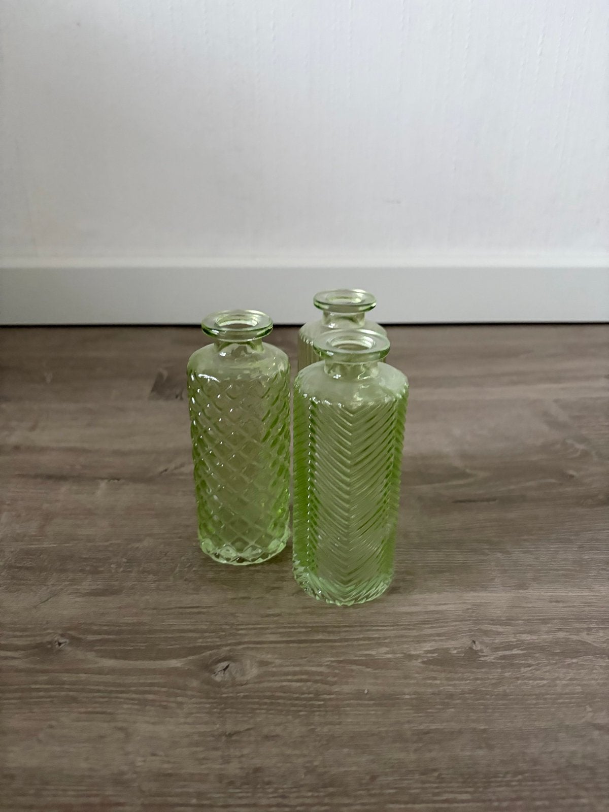 Set van 3 Groene Glazen Vaasjes met Patroon, Ophalen of Verzenden, Geschikt voor droogbloemen, Groen, Glas