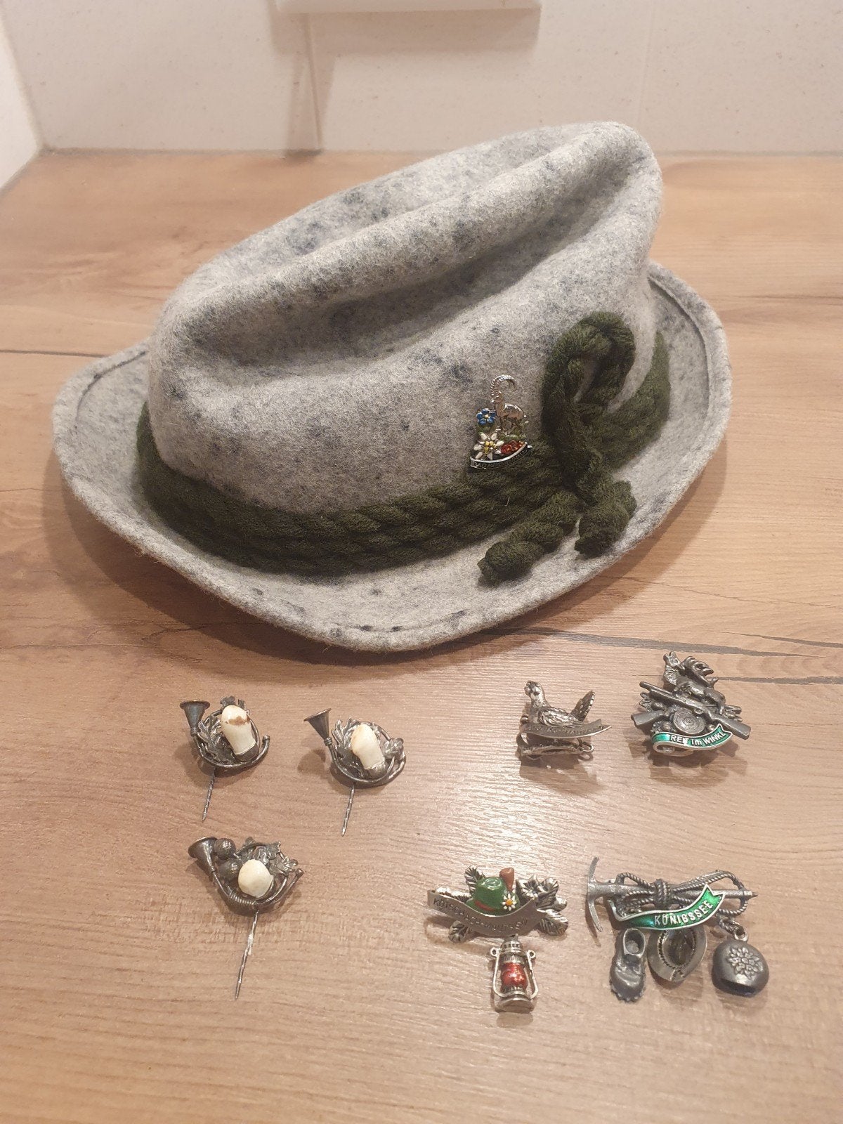 Traditionele Tiroler hoed en diverse broches  oktober feest, Ophalen of Verzenden