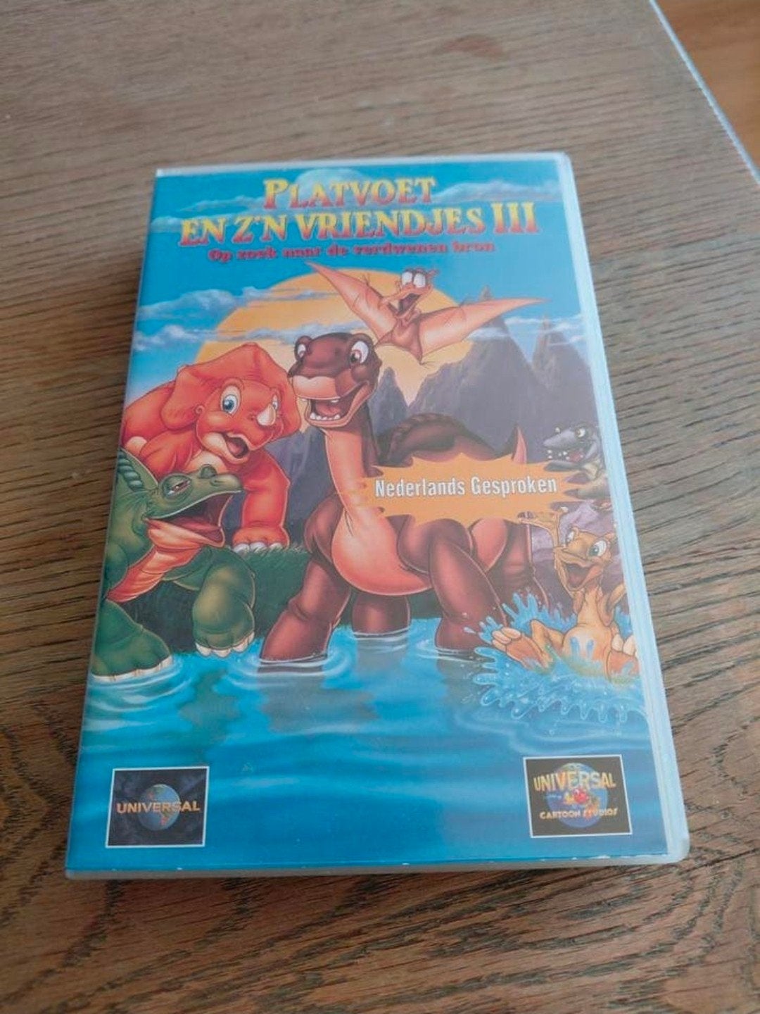 Platvoet en z'n vriendjes 3 VHS. NIEUW IN FOLIE., Tekenfilm, Alle leeftijden, Ophalen of Verzenden, Nieuw in verpakking