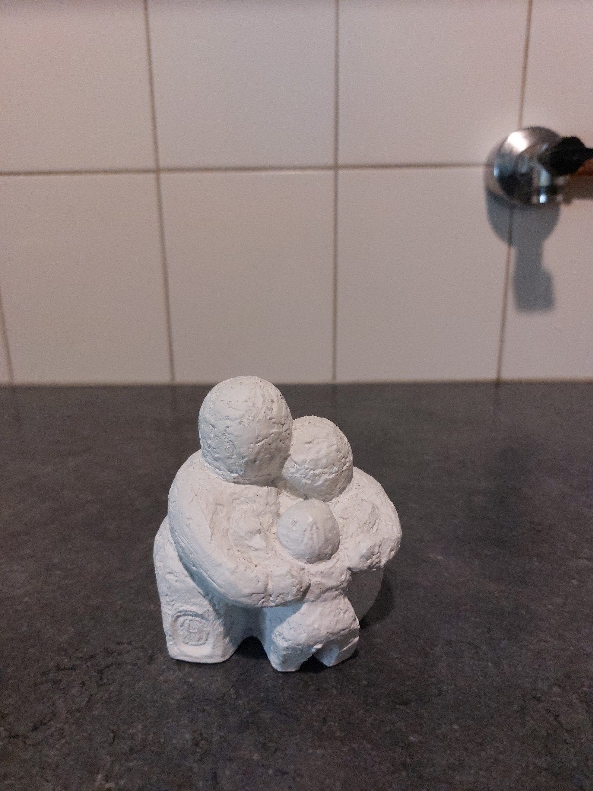 Beeldje van kunstenaar, familie omhelzing, Antiek en Kunst, Groep mensen, Minder dan 20 cm, Handgemaakt, Gips