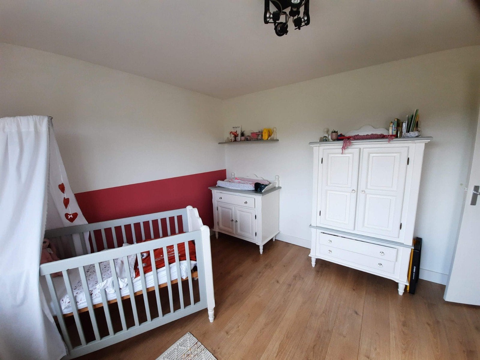 Complete babykamer: Ledikant, Commode en Kledingkast, Lattenbodem, 70 tot 85 cm, Zo goed als nieuw, 140 tot 160 cm