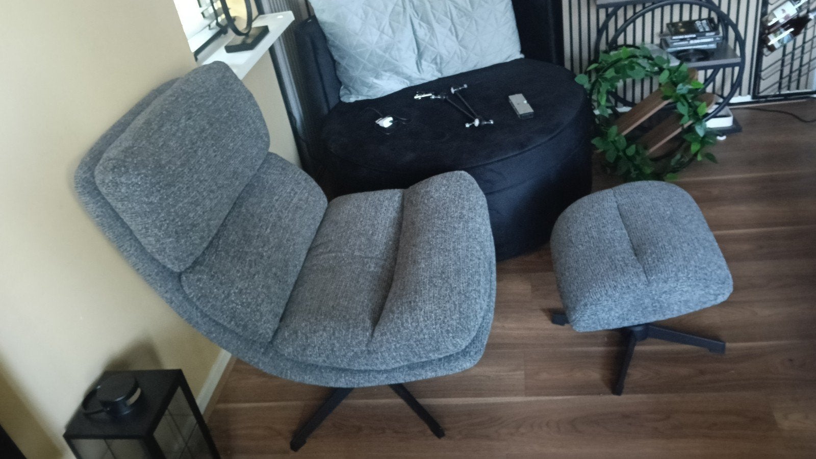 Moderne fauteuil met voetenbank - Zo goed als nieuw, 75 tot 100 cm, Ophalen of Verzenden, Zo goed als nieuw, 75 tot 100 cm