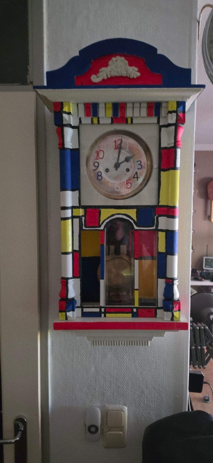 Unieke Mondriaan-stijl wandklok met slinger, Antiek en Kunst, Ophalen