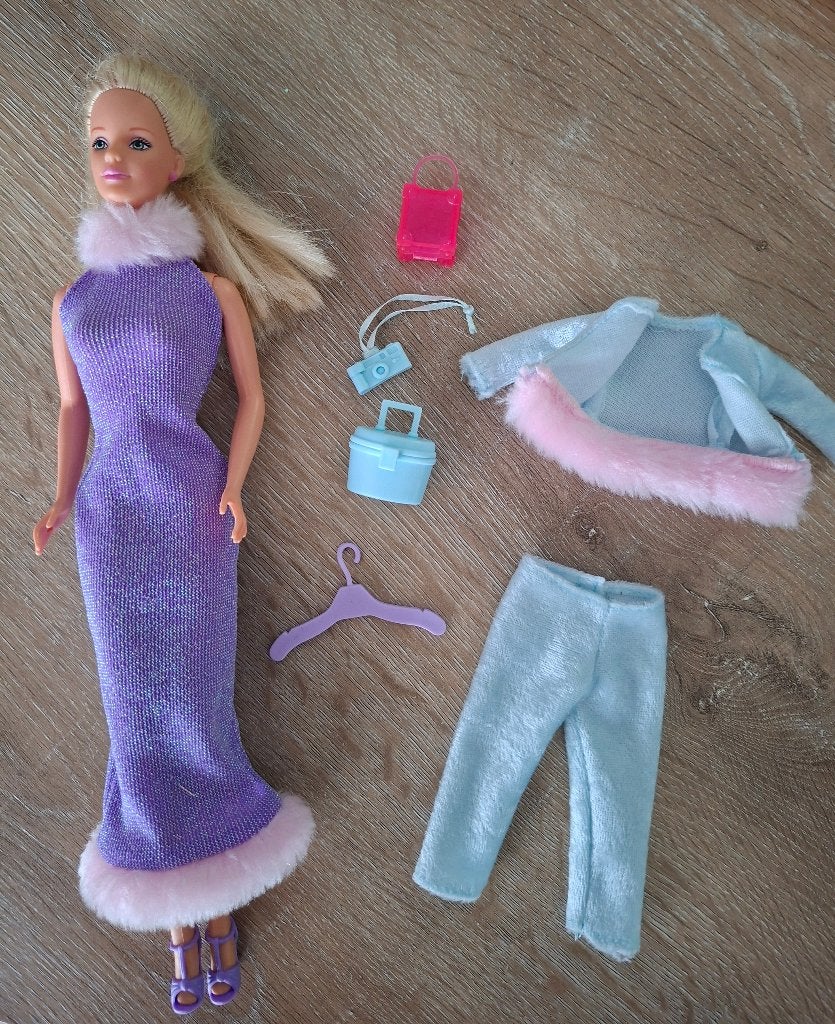 barbie kleding travel in style van Mattel. paarse outfit