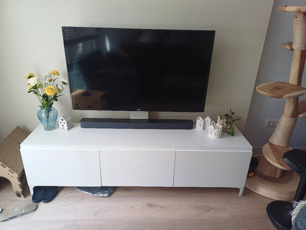 Tv meubel besta ikea wit evt met philips tv, Huis en Inrichting, Kasten | Televisiemeubels, Ophalen, Gebruikt, Modern, strak, japandi