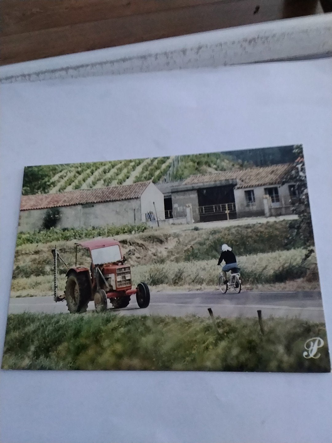 Ansichtkaart Frankrijk: Tractor en fietser op landweg, Ophalen of Verzenden