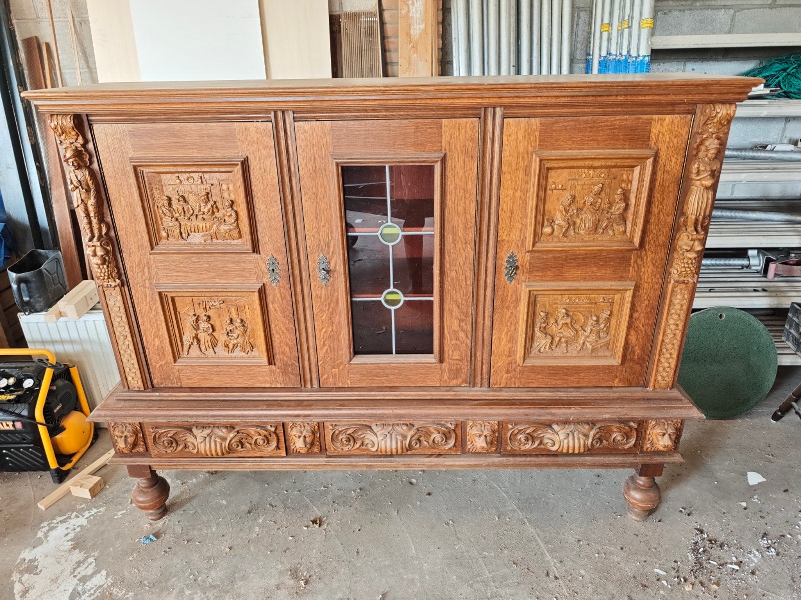 Kast met houtsnijwerk en glas in lood, Ophalen