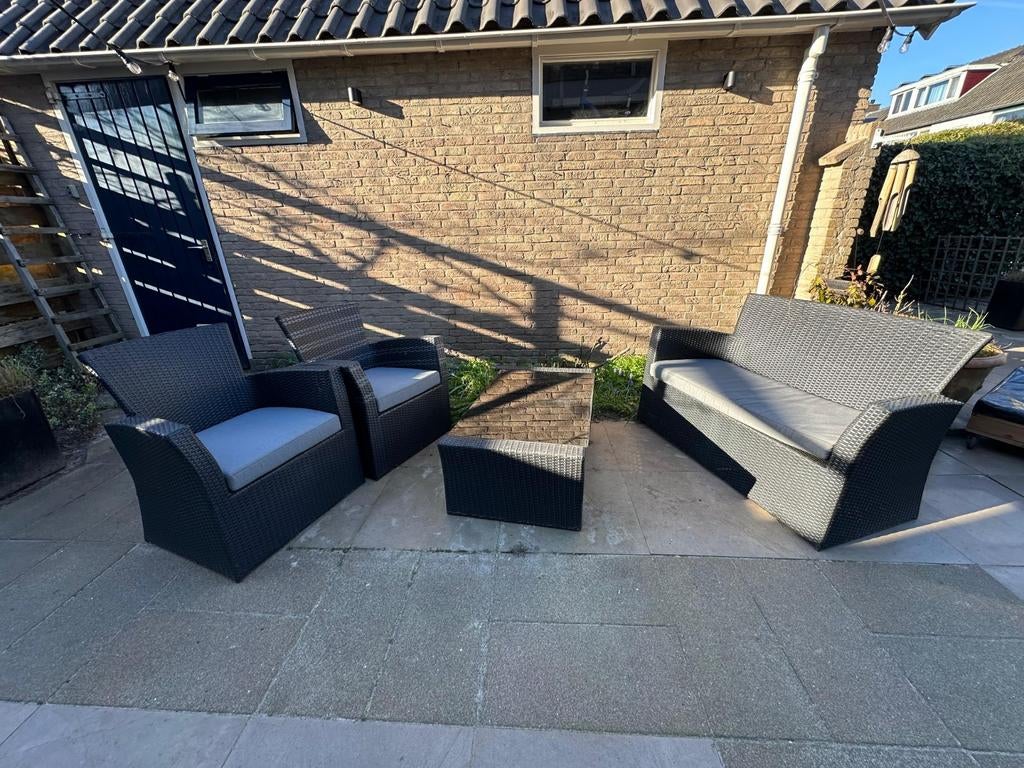 Zwarte loungeset met grijze kussens: bank, tafel, 2 stoelen, Tuin en Terras, Tuinsets en Loungesets, Ophalen, 4 zitplaatsen, Gebruikt