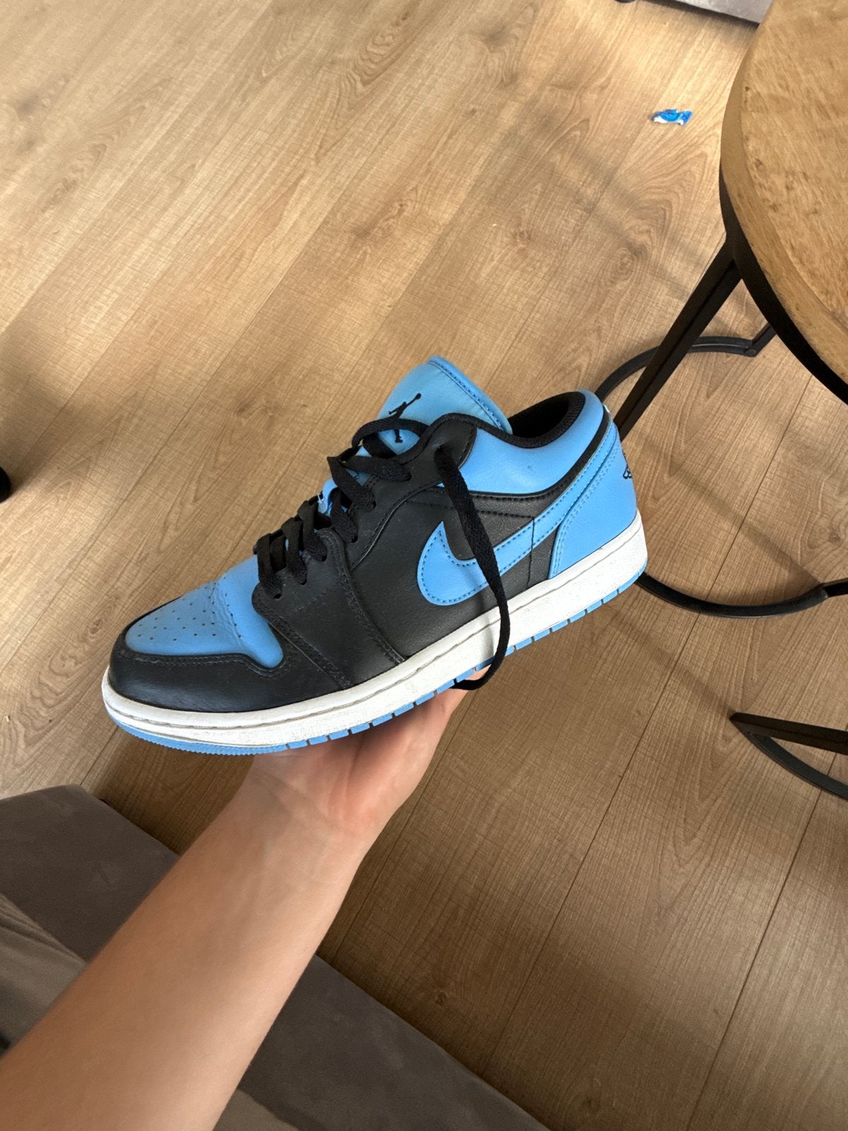 Nike Air Jordan 1 Low UNC Black Toe - Maat 43, Kleding | Heren, Ophalen of Verzenden, Gedragen, Blauw, Sneakers of Gympen