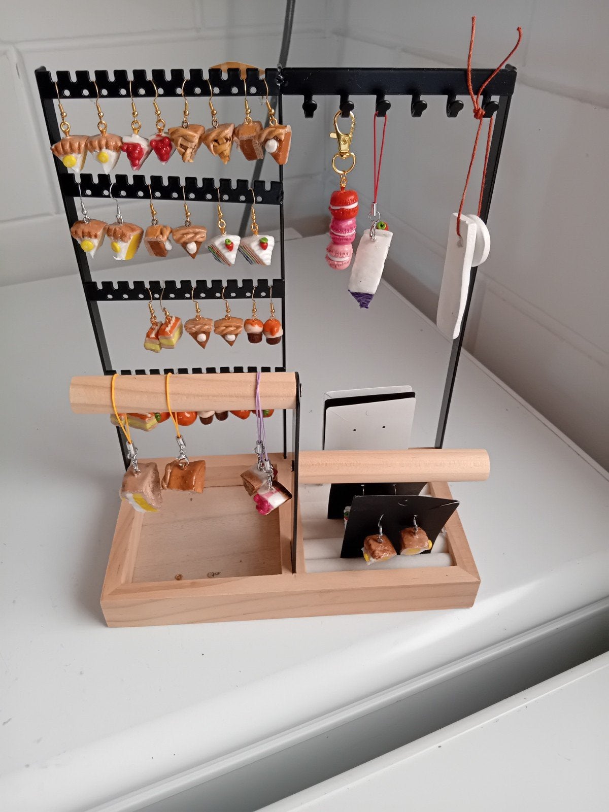 Nieuw oorbellenrek met fimo klei oorbellen en sleutelhangers, Overige materialen, Hangers, Overige kleuren, Nieuw