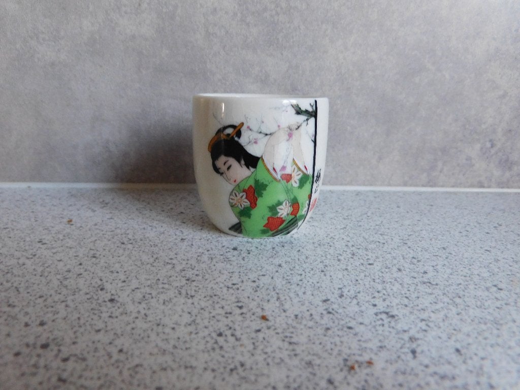 Sake Kopje 60 ml. Geisha Kimono Groen, Ster Rood, Ophalen of Verzenden