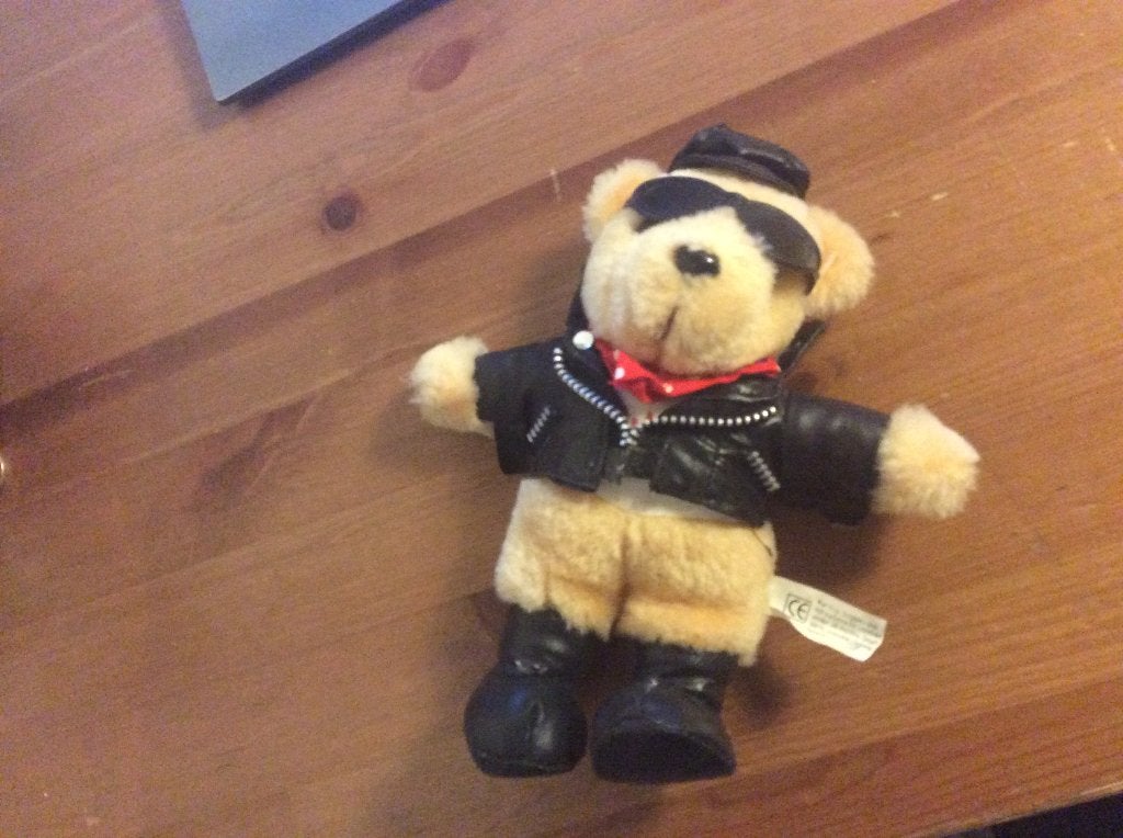 Biker beer met leren jas, pet en laarzen. 20 cm, Ophalen of Verzenden, Stoffen beer, Overige merken