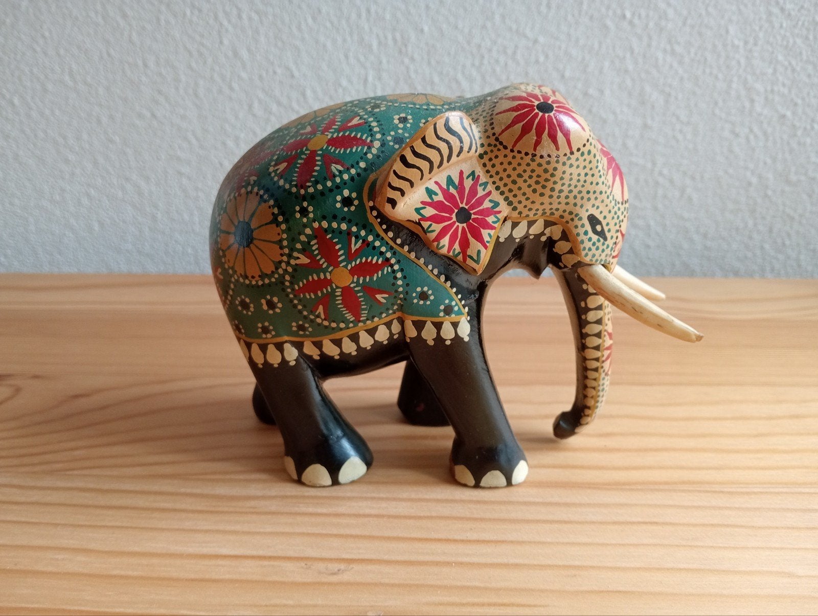 Hand-beschilderde houten olifant uit Sri Lanka, Ophalen
