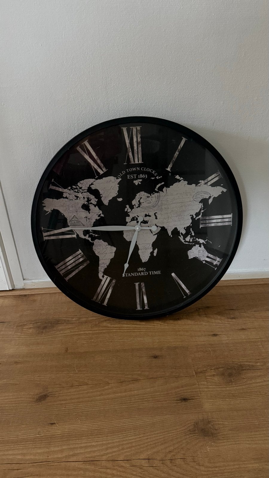 Grote wandklok met wereldkaart en Romeinse cijfers, Huis en Inrichting, Ophalen, Vintage, Analoog, Zwart