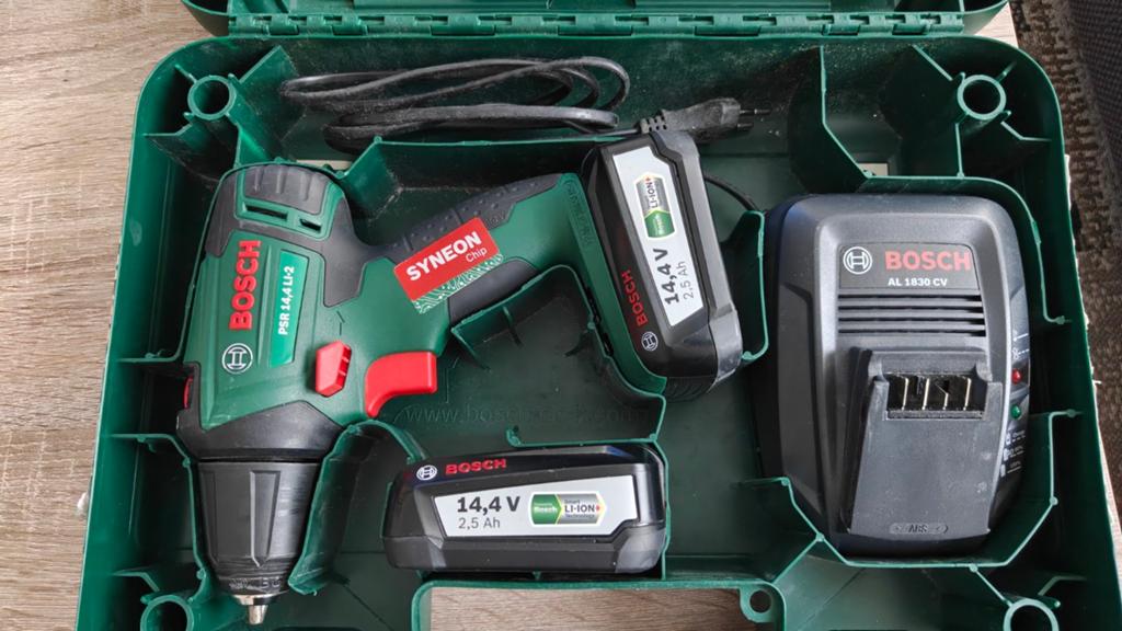Bosch PSR 14,4LI-2 Accuboormachine met 2 accu's en lader, Gebruikt, Variabele snelheid, Ophalen of Verzenden, Boor- en Schroefmachine