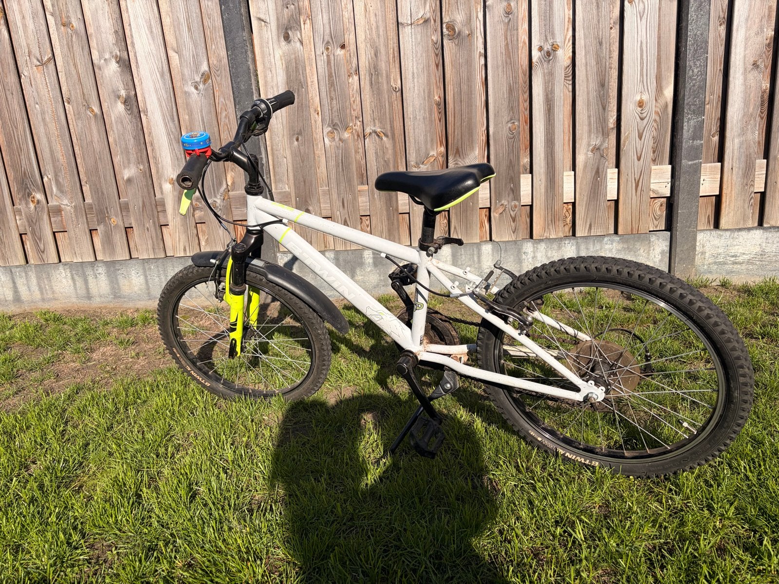 B'Twin All Terrain Kinderfiets 20 inch - Wit/Geel, Ophalen, Gebruikt, Velgrem, 20 inch of meer