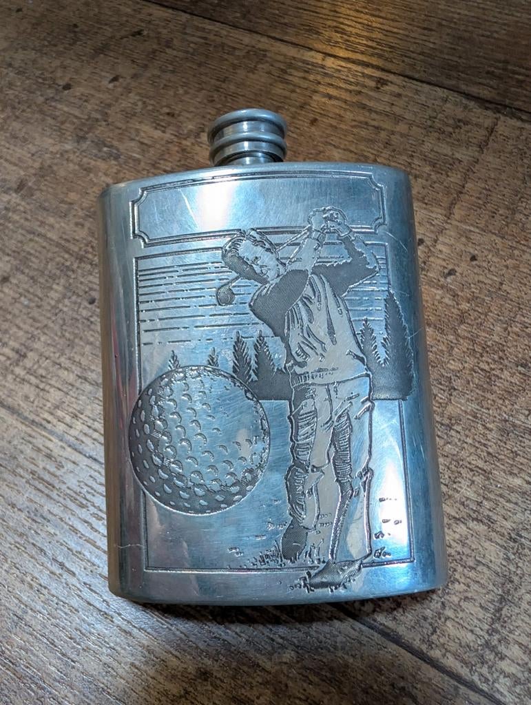 Vintage tinnen heupfles met golfer reliëf, made in Sheffield, Antiek en Kunst, Antiek | Tin, Ophalen of Verzenden