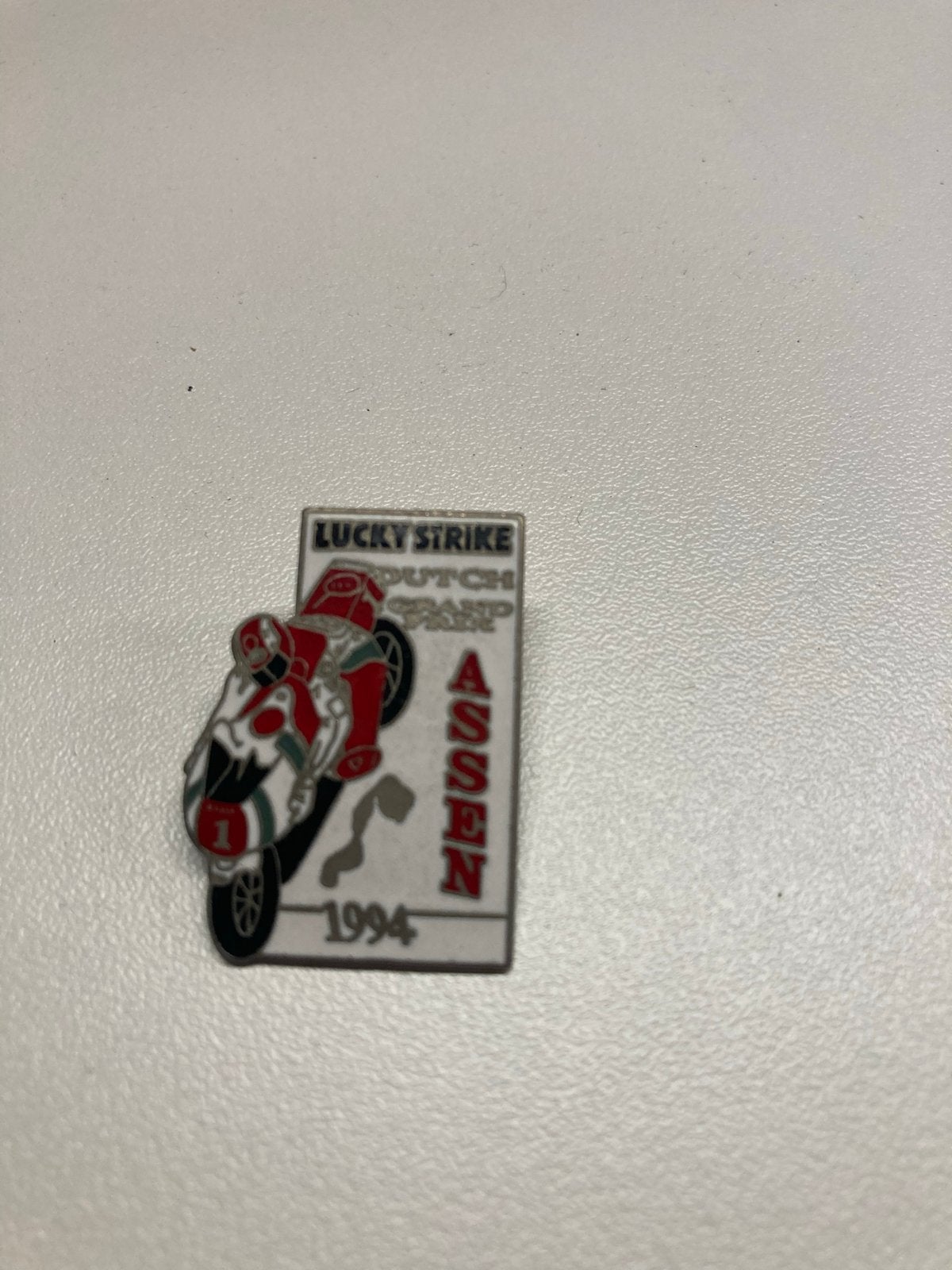 Set van 2 TT Assen Speldjes - 1994 & 1997, Verzamelen, Ophalen of Verzenden, Gebruikt, Sport, Speldje of Pin