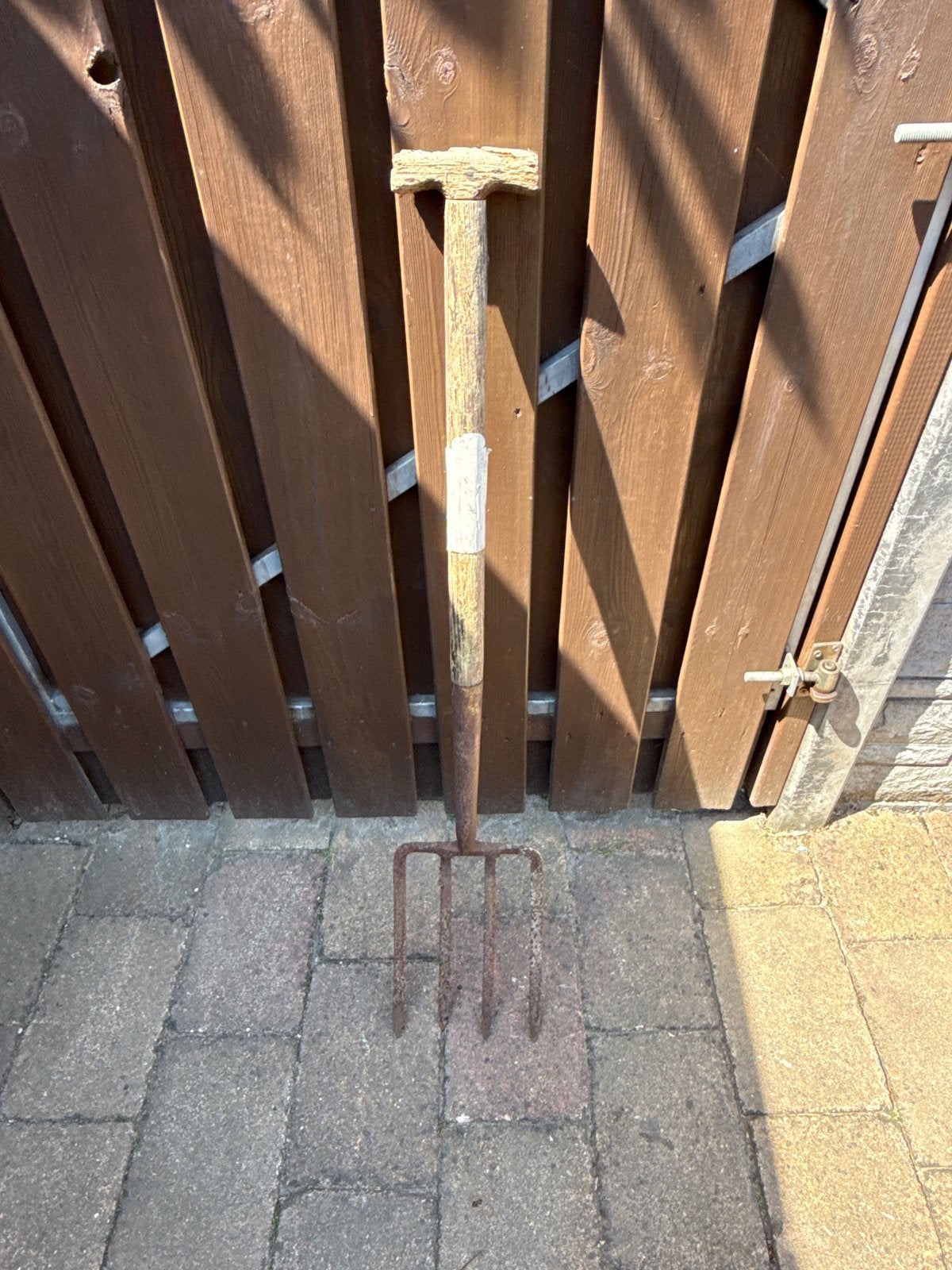 Oude roestige riek voor tuin of decoratie, Ophalen, Gebruikt, Vork