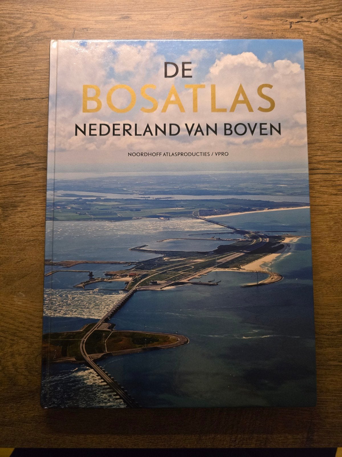 De Bosatlas Nederland van Boven - Prachtige luchtfoto's, Boeken, Ophalen of Verzenden