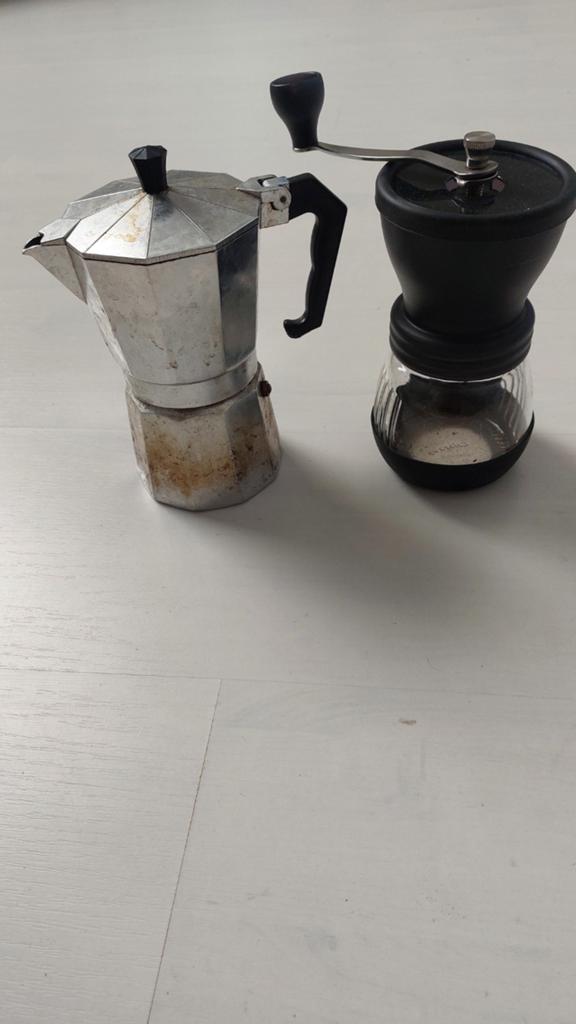 Moka pot en handmatige koffiemolen, Gebruikt, Overige modellen, Ophalen of Verzenden, 2 tot 4 kopjes