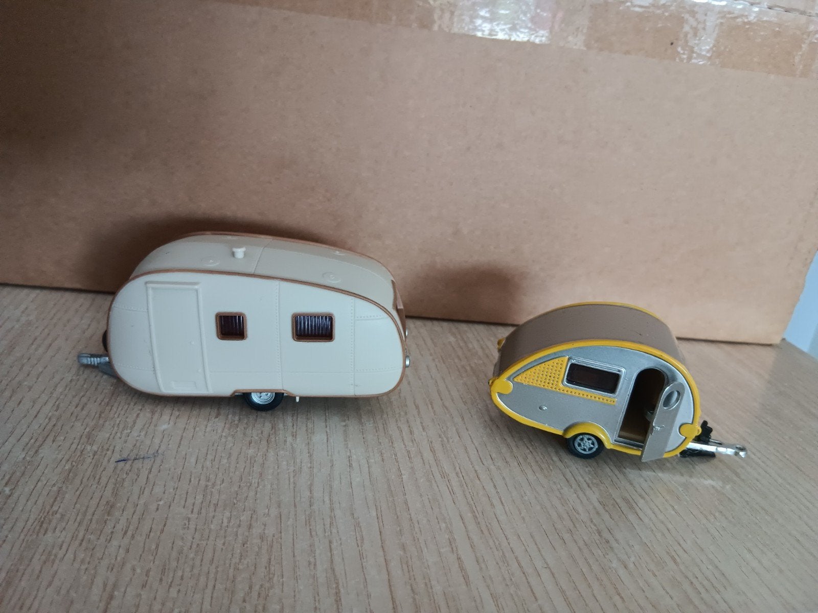 Set van 2 model caravans - schaalmodellen, Hobby en Vrije tijd, Modelbouw | Auto's en Voertuigen, Overige merken, Gebruikt, 1:50 of kleiner