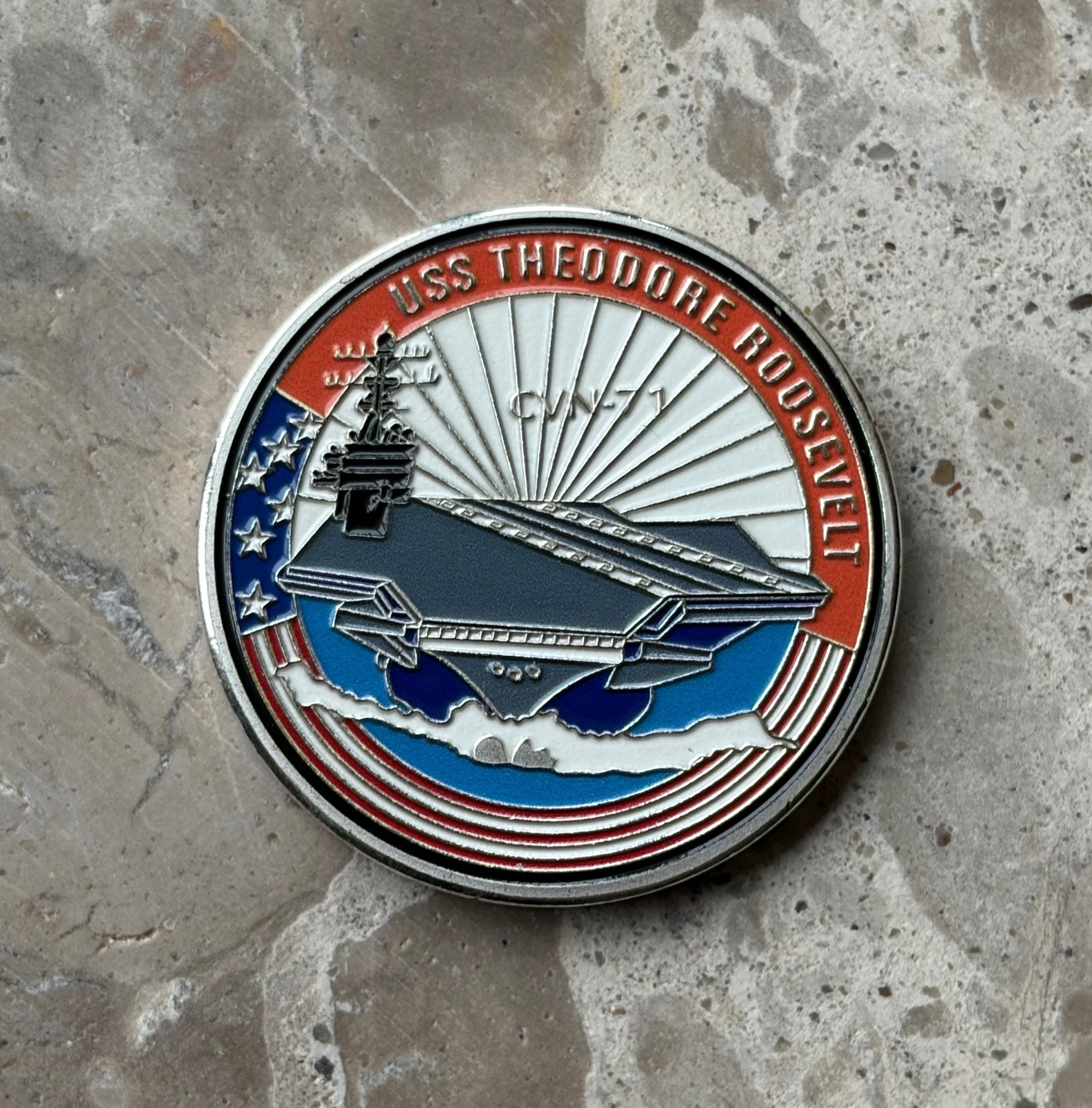 US Navy battleship USS Theodore Roosevelt coin, Ophalen of Verzenden, Marine, Amerika, Embleem of Badge