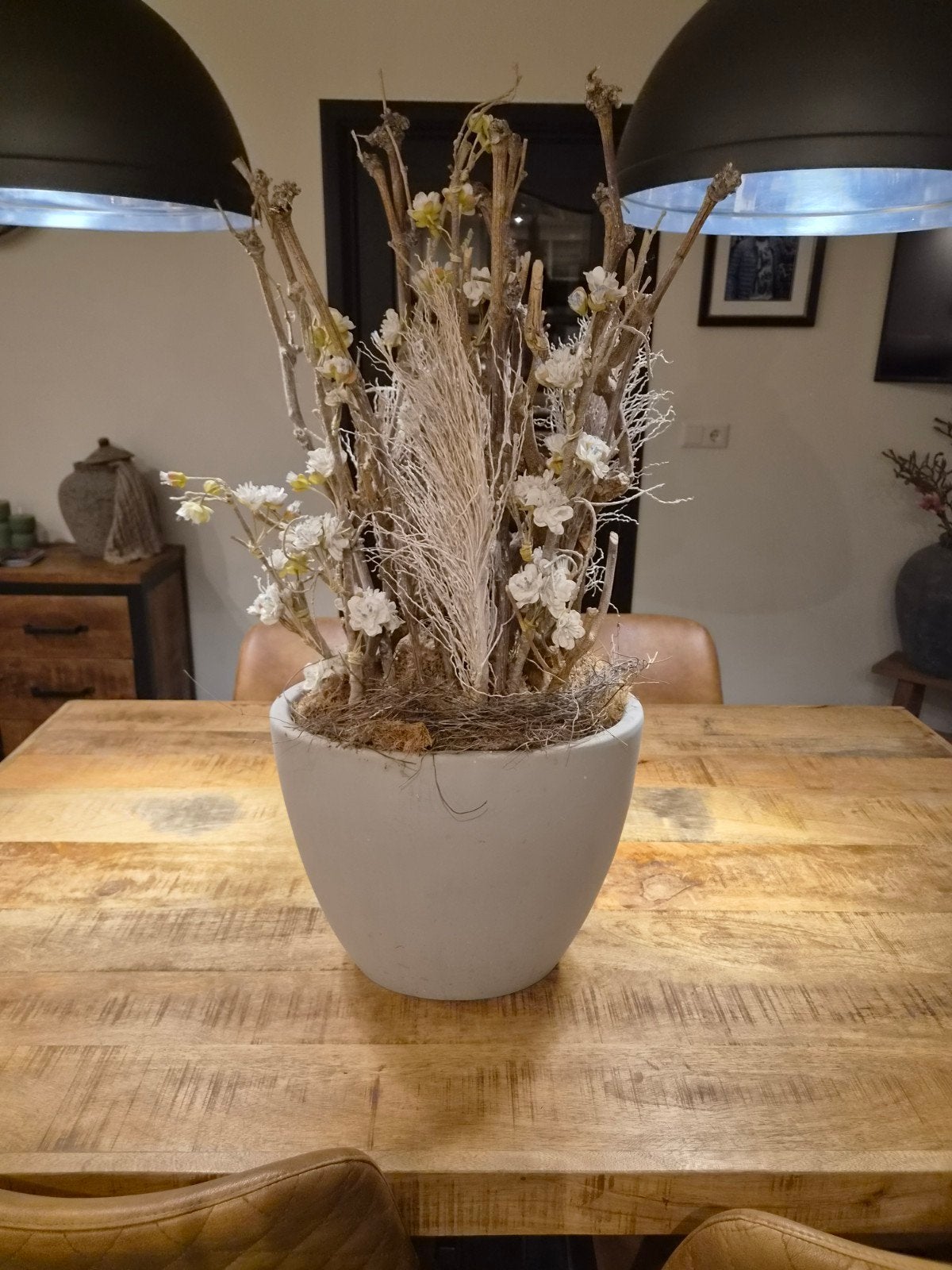 Decoratief bloemstuk met kunstbloemen en takken, Binnen, Natuurlijk materiaal, Gebruikt, Ophalen of Verzenden