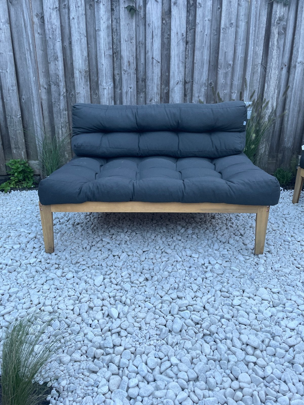 Comfortabele 2 houten banken met donkergrijze kussens, Ophalen, Zo goed als nieuw, Hout