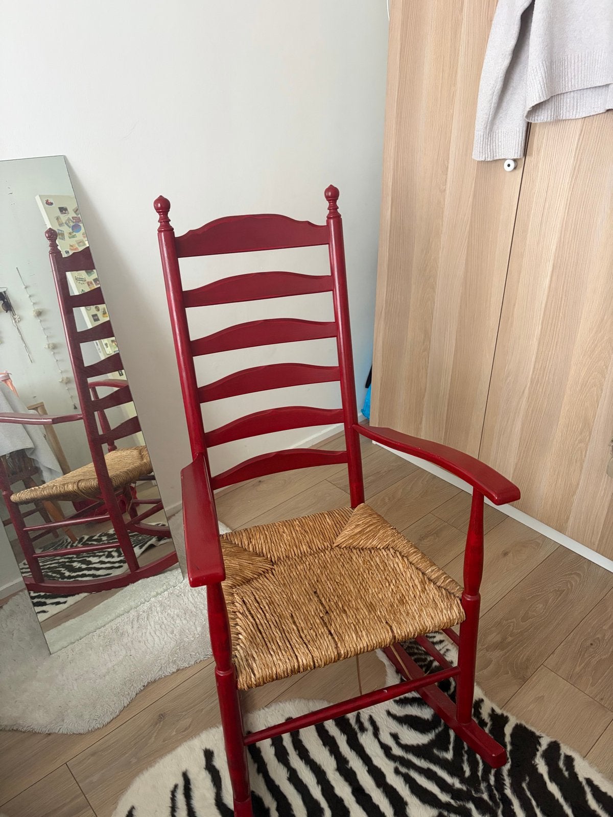 Rode schommelstoel met rieten zitting, Ophalen, Zo goed als nieuw, Eén, Rood