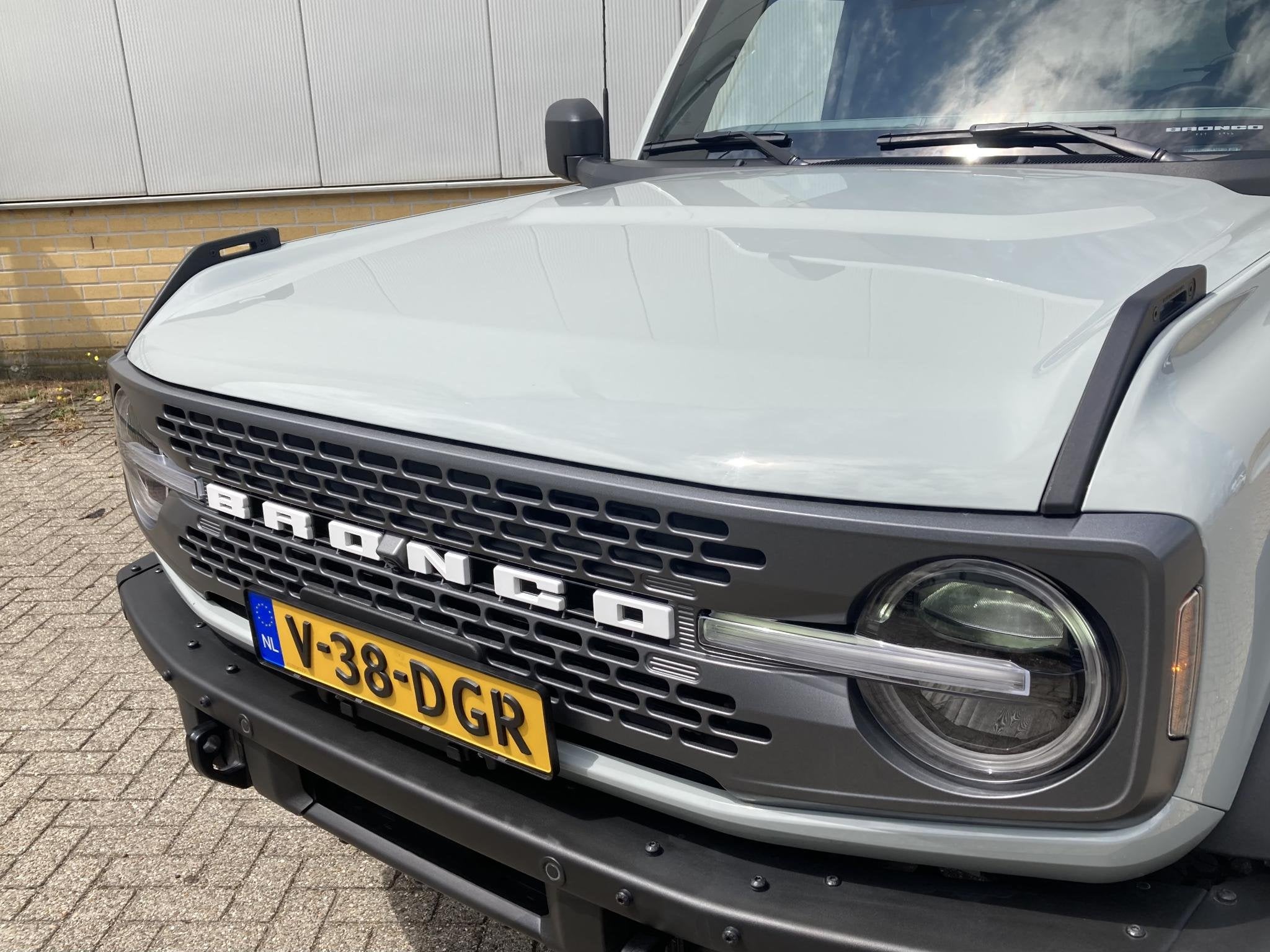 Ford Bronco 2.3 Ecoboost 275 pk 4WD Badlands Grijs Kenteken, Auto's, 450 kg, Gebruikt, Euro 6, Lederen bekleding