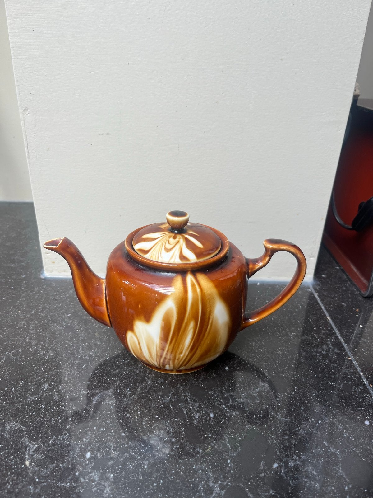 Vintage Bruine Theepot met Witte Swirl, 11 cm Hoog, Ophalen