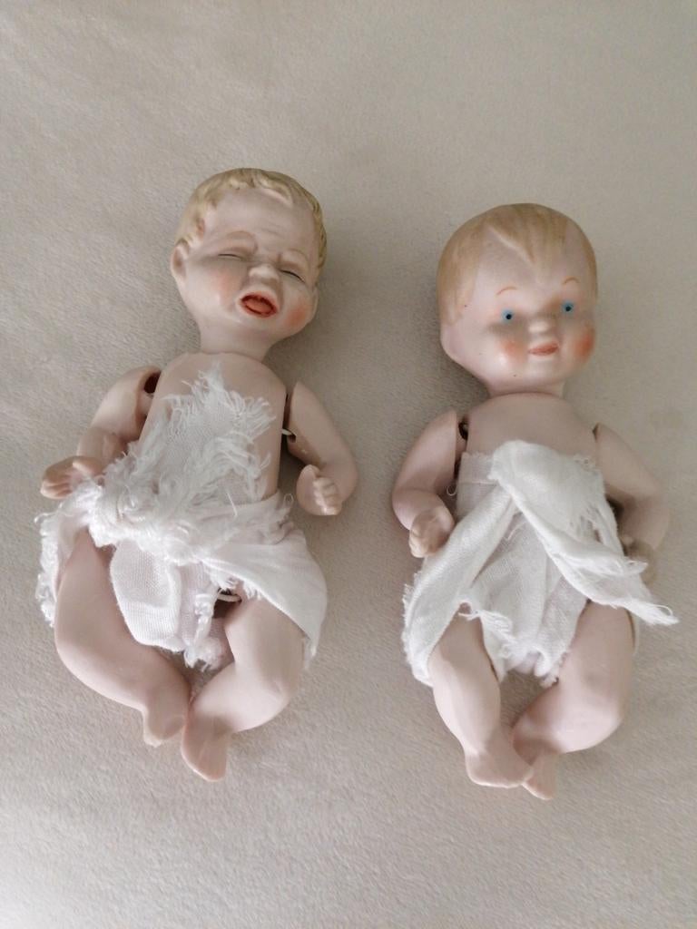 2 Antieke Porseleinen Babypoppen - Elastiek moet strakker, Ophalen
