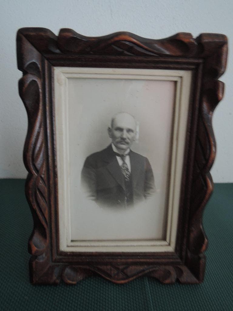 Ouderwets houten fotolijstje met oude foto en standaard, Ophalen of Verzenden, Zo goed als nieuw