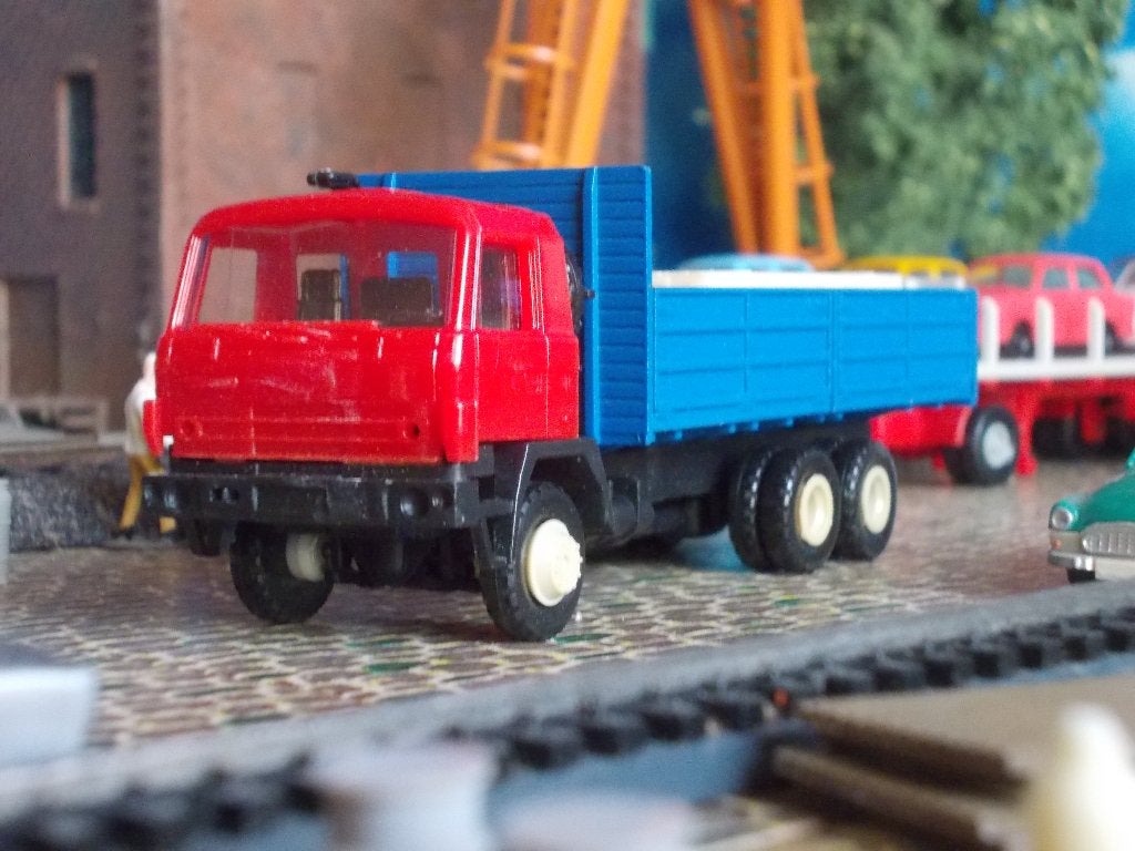 Tatra 815 platte bakwagen met lading - Permot rood/blauw, Ophalen of Verzenden, Nieuw, Bus of Vrachtwagen, Overige merken