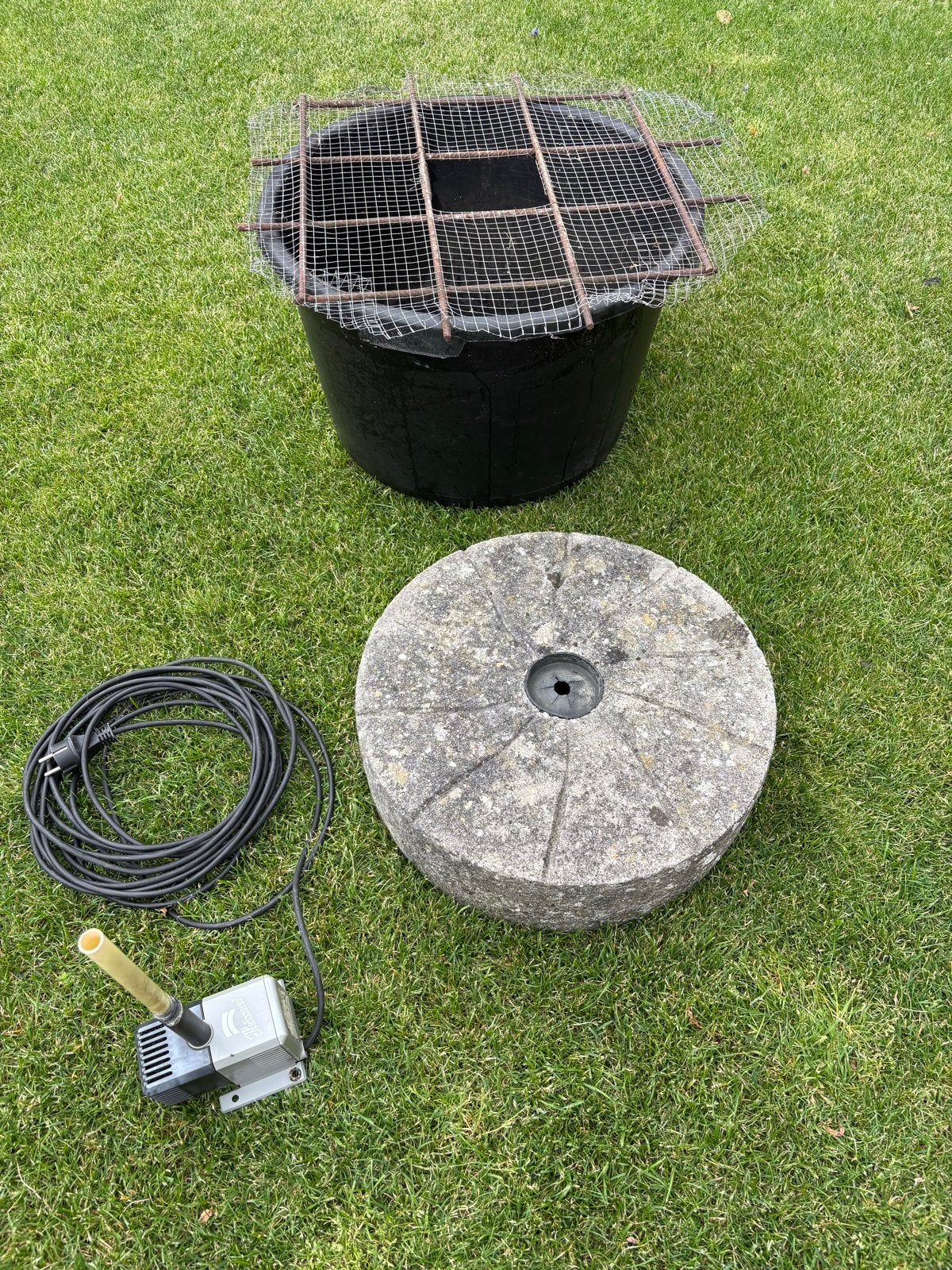 waterornament molensteen met Heissnerpomp en toebehoren, Tuin en Terras, Vijvers, Ophalen, Gebruikt