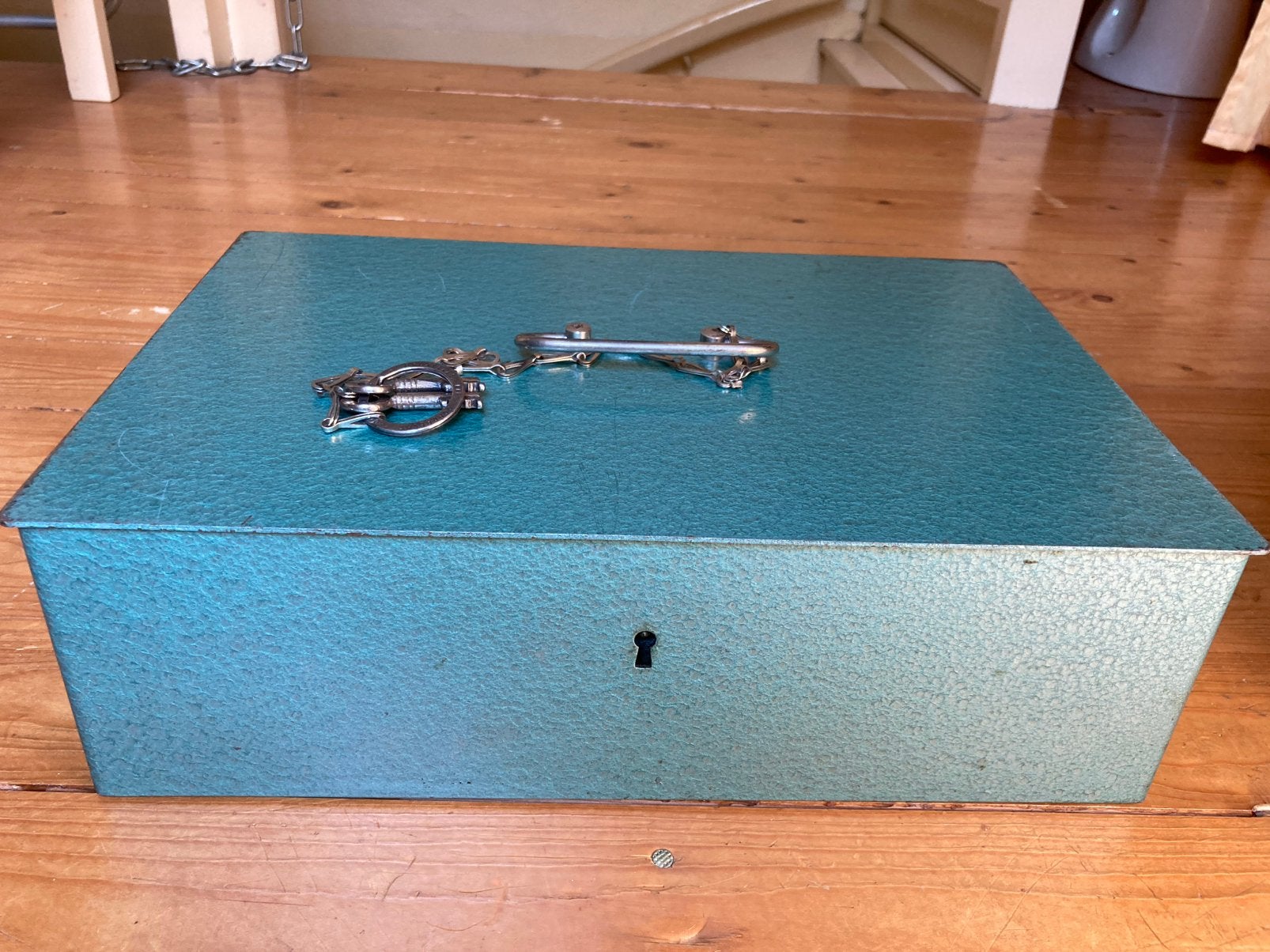 Metalen kist kluis, Ophalen of Verzenden, Gebruikt, 50 tot 100 cm, Minder dan 50 cm