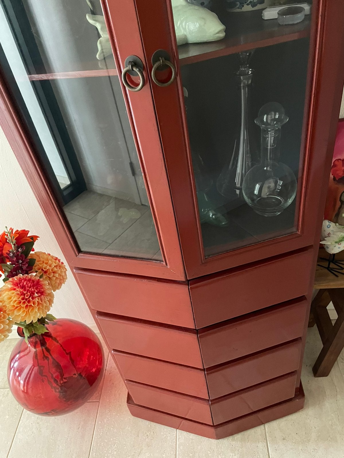 Rode chinese kast met laden en deurtjes, Ophalen