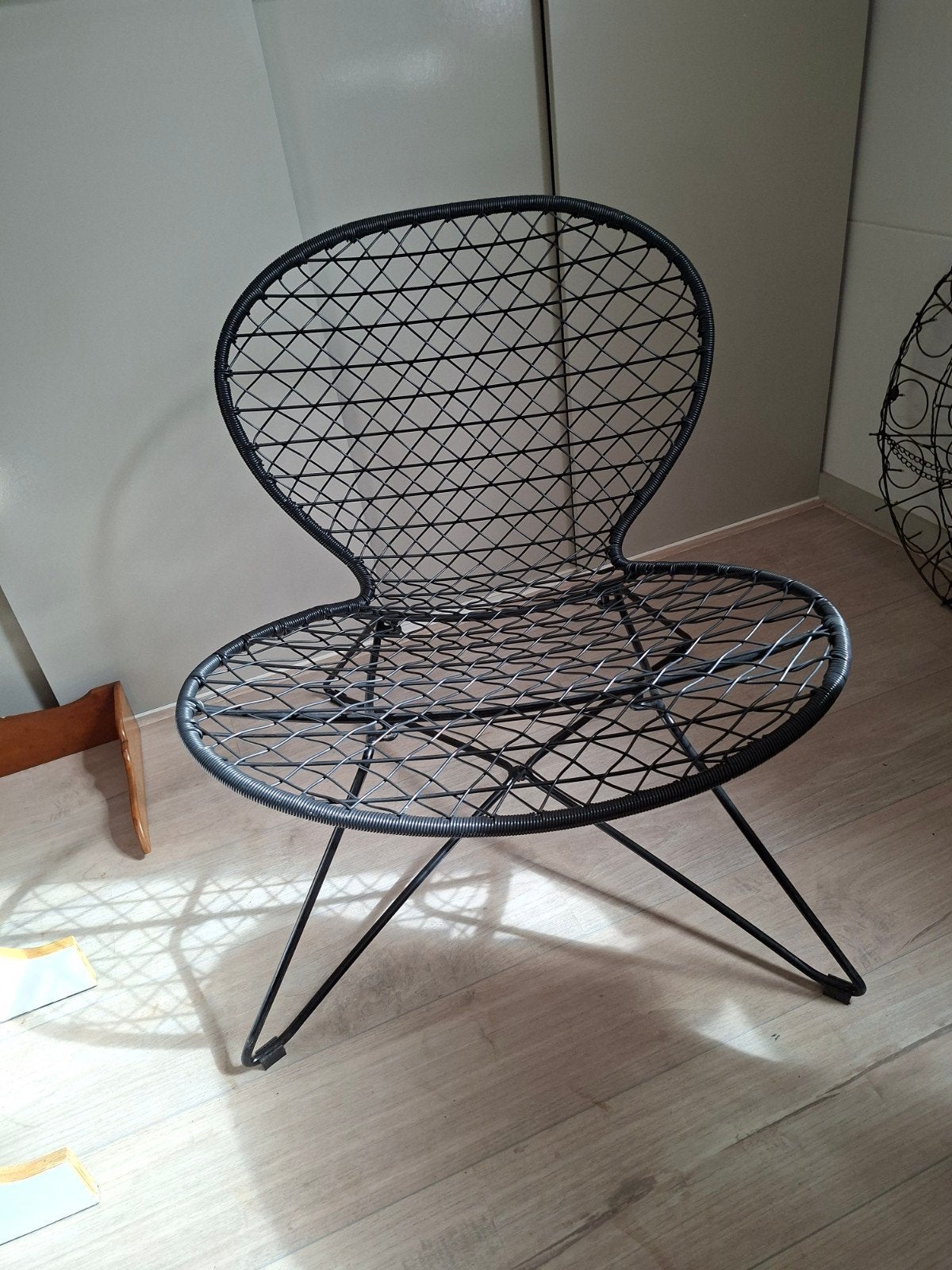 Zwarte metalen draadstoel - Modern design, Huis en Inrichting, Stoelen, Gebruikt, Modern, Industrieel, Zwart, Ophalen of Verzenden