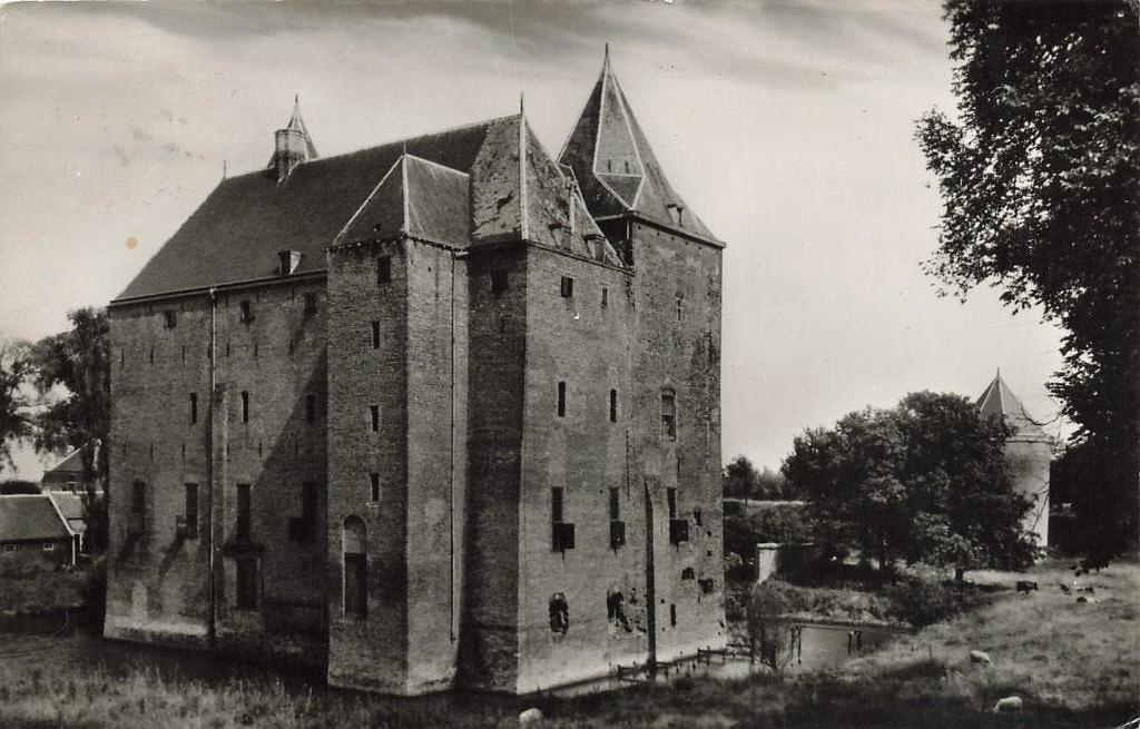 Slot Loevestein bij Woudrichem, Verzamelen, Ansichtkaarten | Nederland, Ophalen of Verzenden, 1960 tot 1980, Gelopen, Noord-Brabant