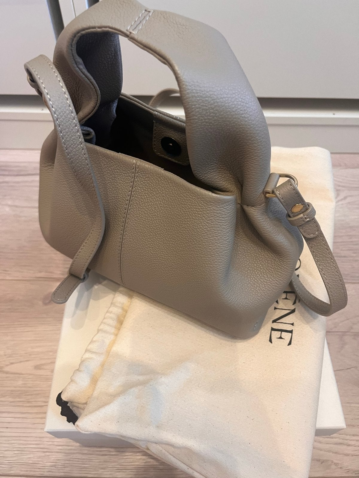 Taupe Polène Numéro Neuf Mini Tas - nieuw in doos, Sieraden, Tassen en Uiterlijk, Tassen | Damestassen, Ophalen of Verzenden, Nieuw