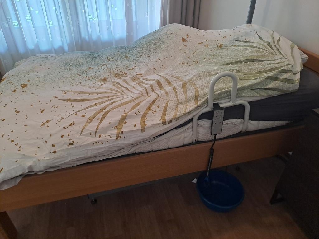 Hoog laag bed electrisch, Ophalen of Verzenden, Eenpersoons, Hout, 90 cm