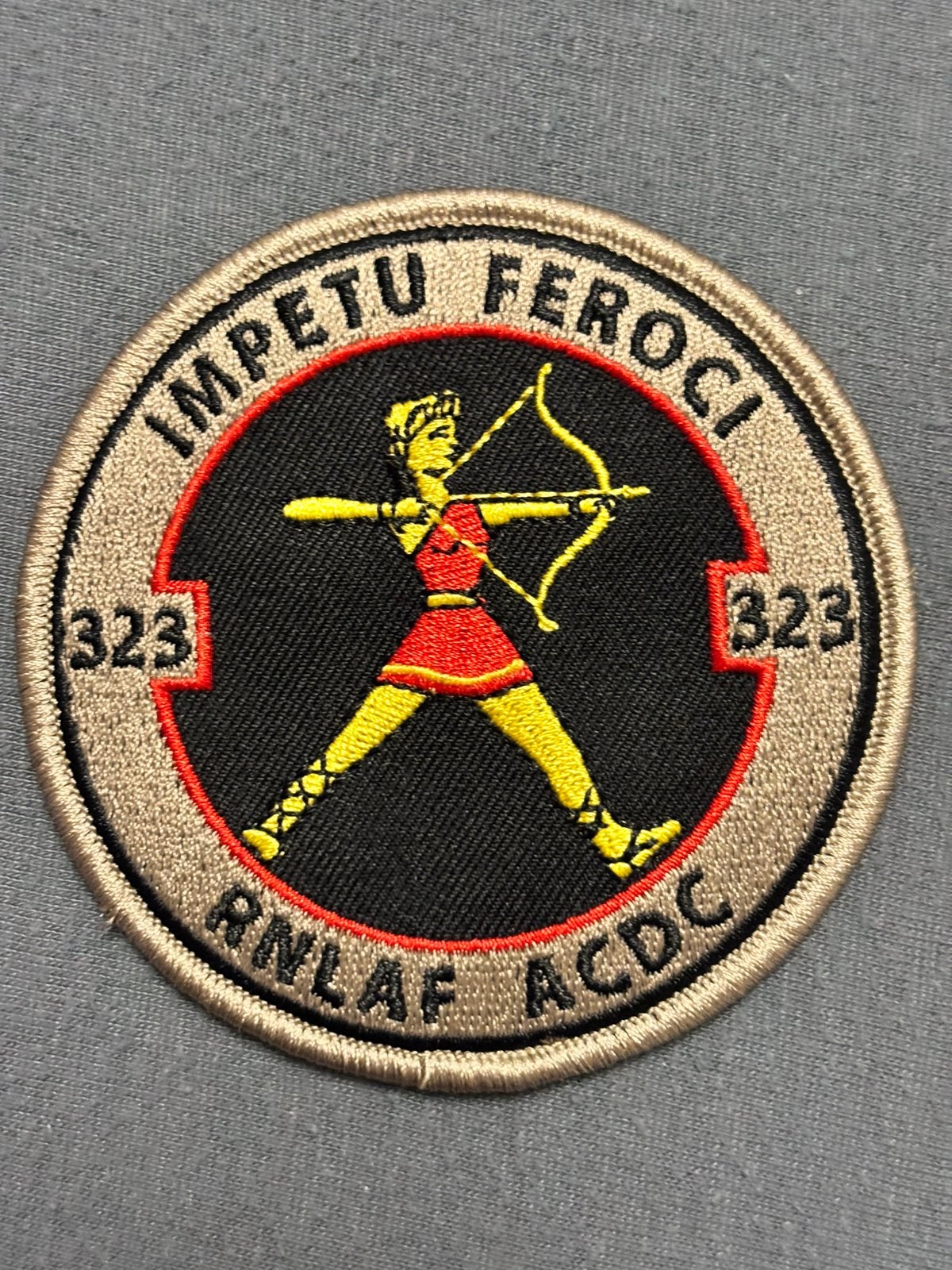 Embleem 323 SQN RNLAF ACDC rode versie, Verzenden, Luchtmacht, Nederland, Embleem of Badge