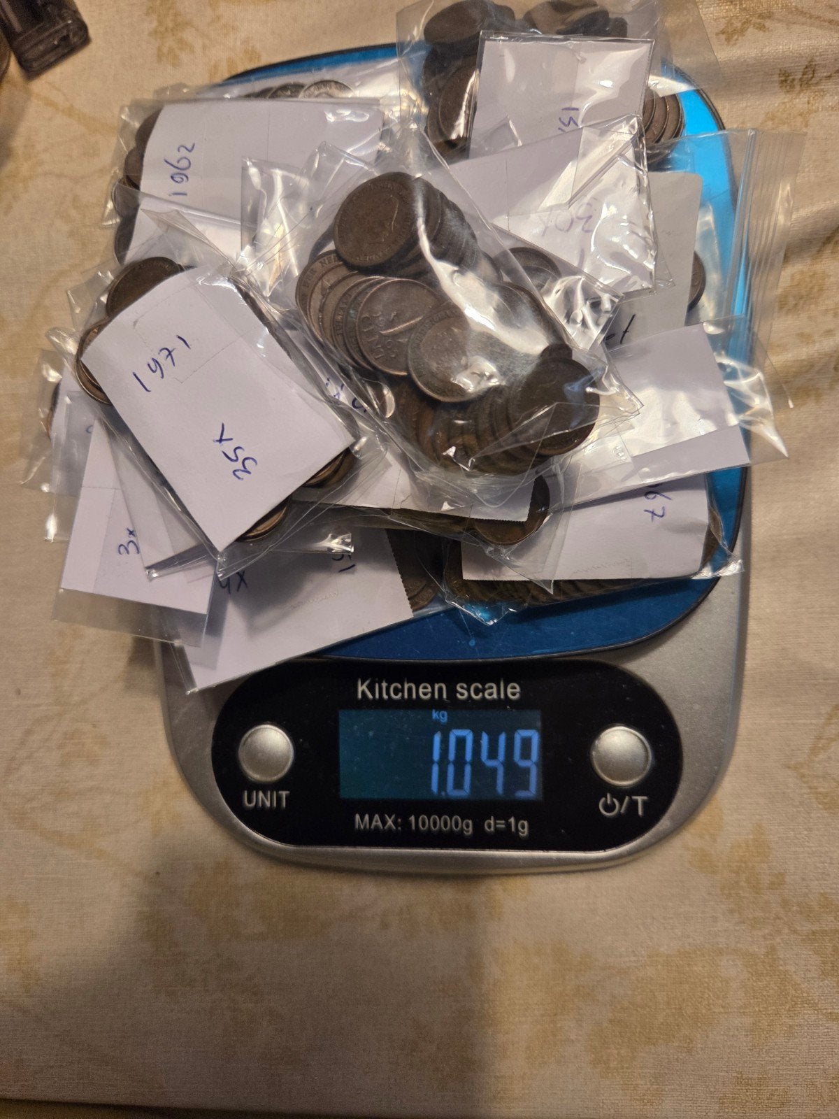 Partij oude munten (1.049 kg) op keukenweegschaal, Ophalen of Verzenden